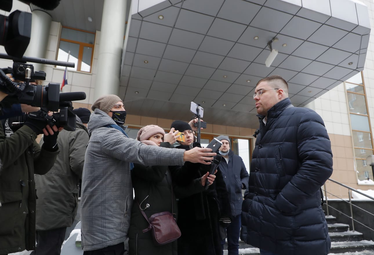 Vladimir Voronin (oik.), venäläisen oppositioaktivistin ja juristin Ljubov Sobolin asianajaja, antoi lausunnon medialle moskovalaisen alueoikeuden edessä perjantaina. Poliisi pidätti Vladimir Navalnyin liittolaisen Sobolin epäiltynä lauantaisten mielenosoitusten järjestämisestä.