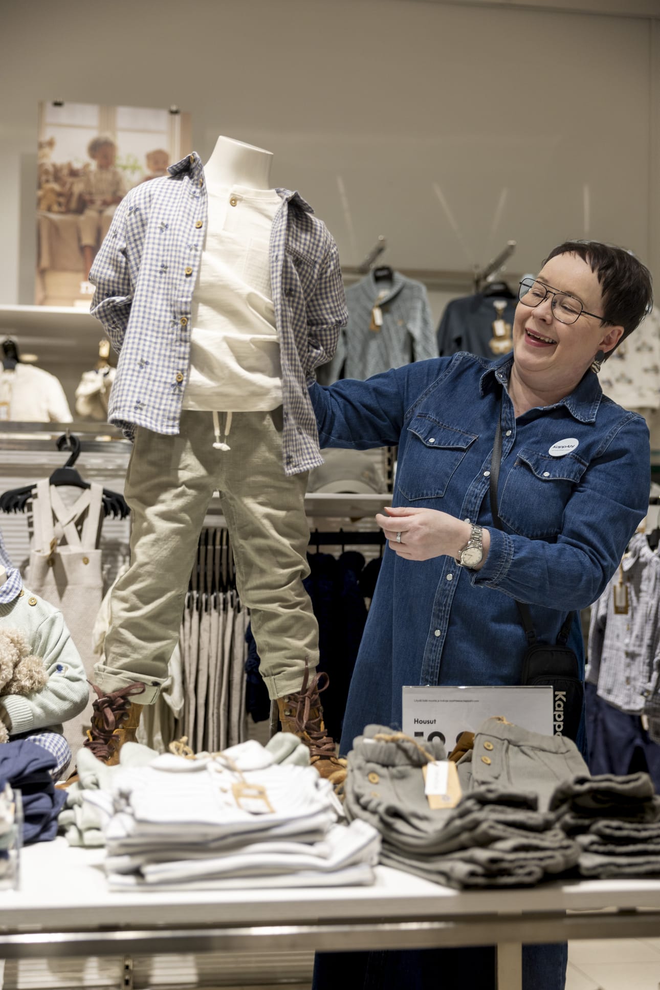 Vaatemyymälän tilat ovat pienentyneet takavuosista ja verkkokaupan rooli kasvaa edelleen, Kappahlin myymäläpäällikkö Piia Kokko kertoo.