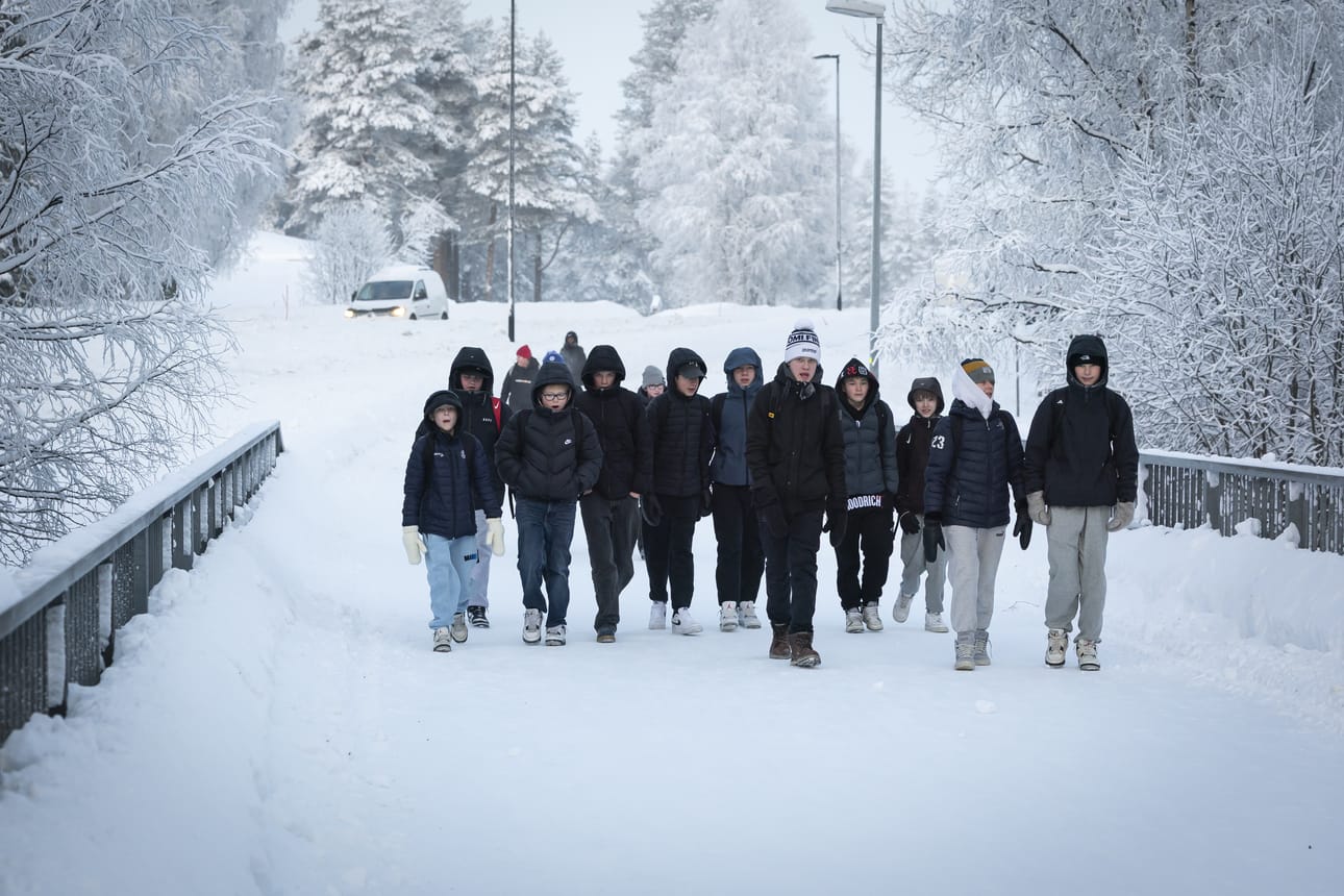 Elohopea kävi Kuusamossa torstaiaamuna reippaasti 30 asteen kylmemmällä puolella. Kuvassa Nilon koululaiset olivat matkalla liikuntatunnille liikuntakeskukseen aamupäivällä. Siinä vaiheessa pakkasmittari näytti enää noin -26 astetta.