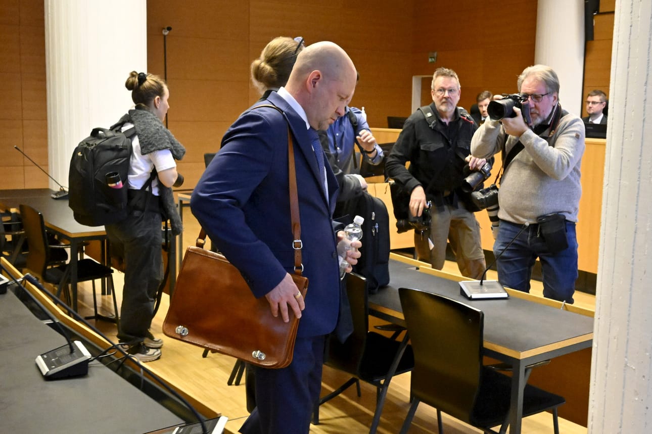 Kansanedustaja Timo Vornanen Helsingin käräjäoikeudessa 11. marraskuuta 2025. Vornasta syytetään muun muassa ampuma-aserikoksesta liittyen tapahtumiin Bar Ihkun edustalla Helsingissä huhtikuussa 2024.