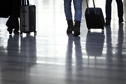 Lentokenttiä suljetaan, lentoyhtiöt peruvat lentojaan – työtaistelutoimet vaikuttavat useisiin lentoihin torstaina ja perjantaina