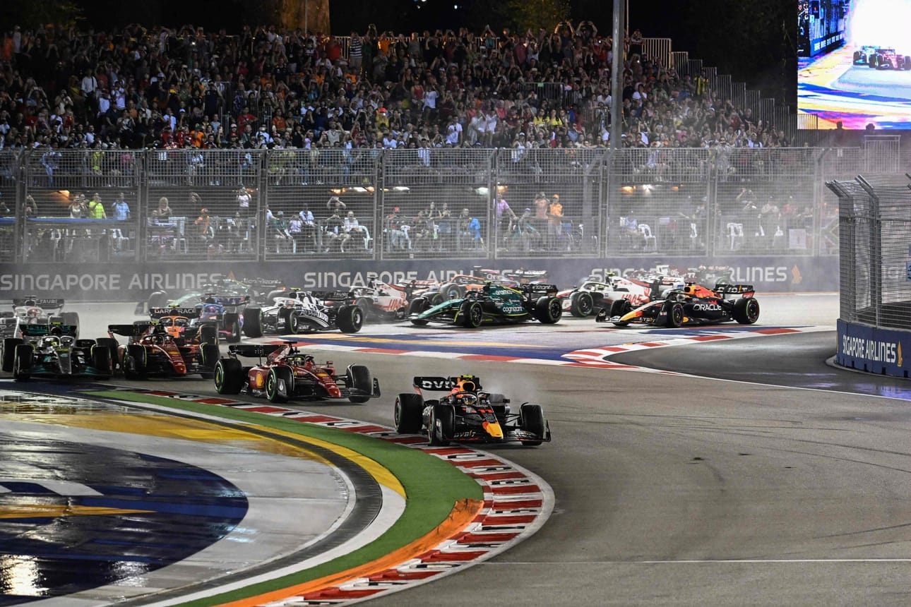 Red Bullin Sergio Perez ohitti kisaan paalupaikalta lähteneen Ferrarin Charles Leclercin jo startissa. LEHTIKUVA/AFP