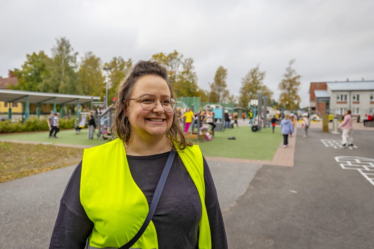 Suominen toimii välillä myös välituntivalvojana. Valvojan tehtävä on puuttua mahdollisiin ongelmatilanteisiin. Samalla hän myös kohtaa oppilaita. Kuva: Timo Jakonen