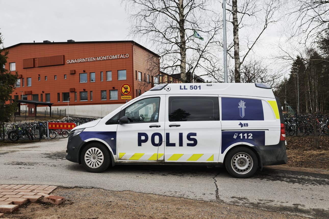 Ounasrinteen koululla oli keskiviikkoaamupäivällä yksi poliisiauto ja kaksi siviilipoliisiautoa.
