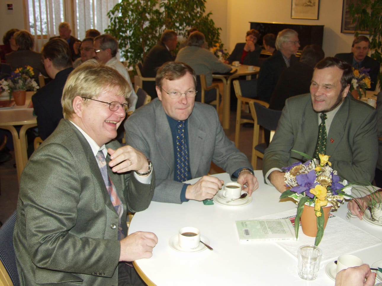 Sallan Kari Väyrynen sekä Posion Olavi Lehtiniemi ja Tuomo Niemilehto pohtivat Itä-Lapin kehittämismahdollisuuksia Kemijärvellä vuonna 2002.