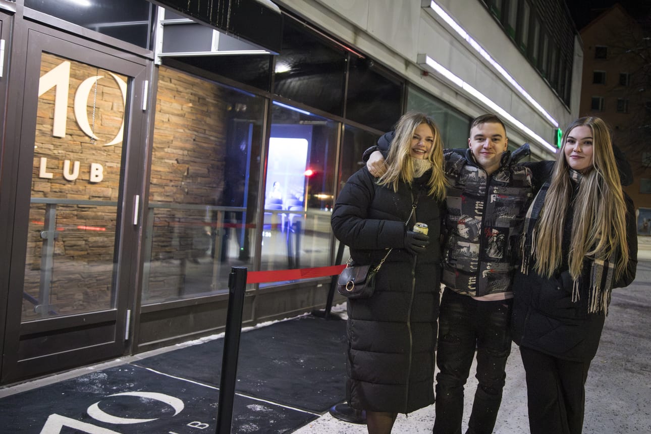 Minttu Koivusalo (vas.) törmäsi siskonsa Noora Koivusalon kanssa kaveriinsa Jami Välimäkeen Lumon jonossa. Välimäki on viettämässä iltaa kaveriporukallaan.