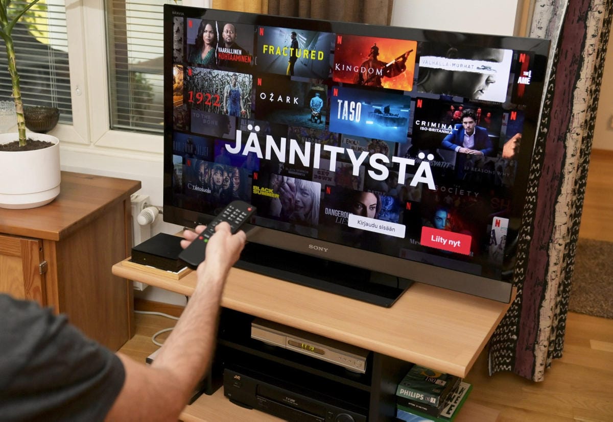 Suomalaiset lisäsivät television suoratoistopalveluiden käyttöä viime vuonna, ja alle 45-vuotiaiden keskuudessa suoratoistopalvelut ohittivat jo perinteisen lineaarisen television katselun. LEHTIKUVA / Vesa Moilanen