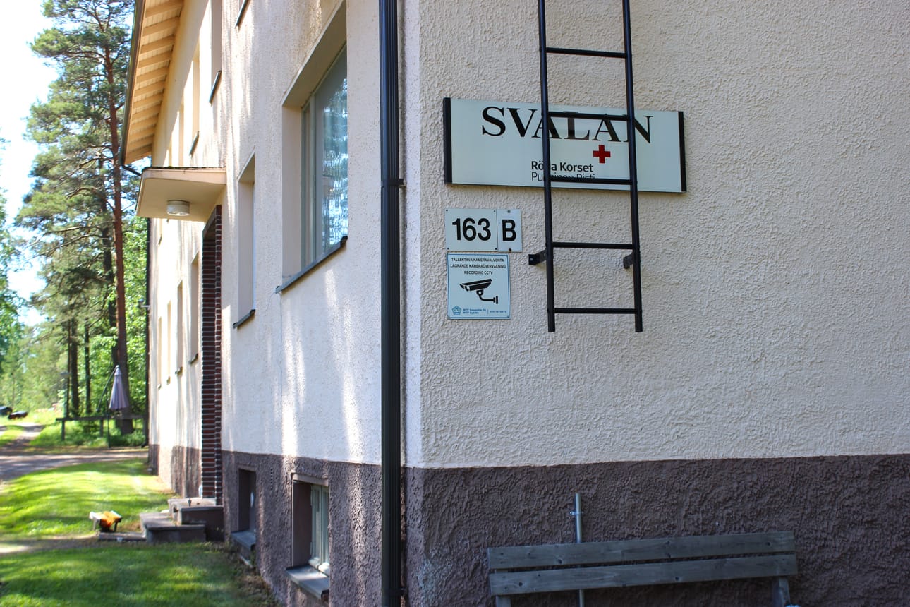 Kristiinan Korkeaharjulla, Lapväärtintien varrella, sijaitseva Svalan-niminen kiinteistö kumisee tyhjyyttään.
