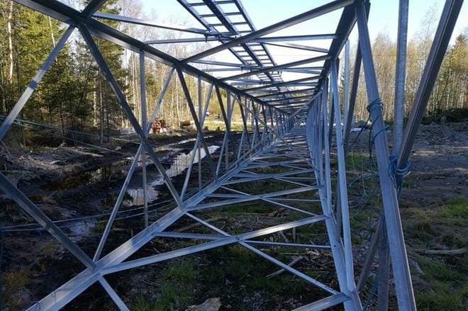 Alskatin voimalinjan pylväiden nosto aloitettiin kesällä. Kuva: Vaasan Sähköverkko Oy