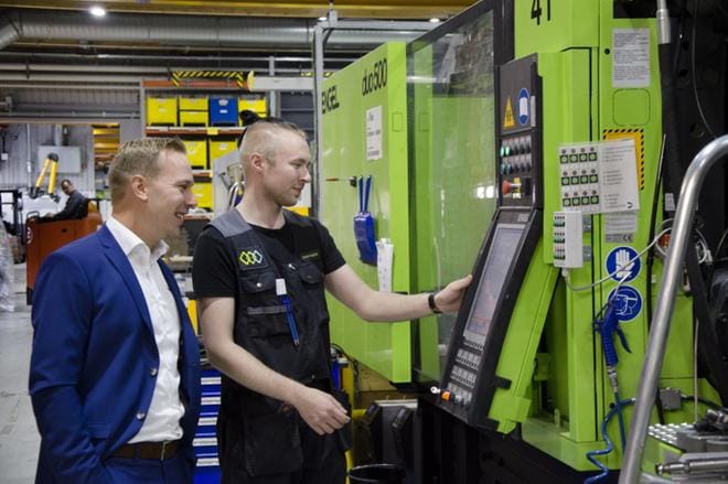 Toimitusjohtaja Jaakko Lipponen jutteli ruiskuvaluasentaja Oskari Heikkilän kanssa. KUVA: JUHA AHO-PYNTTÄRI