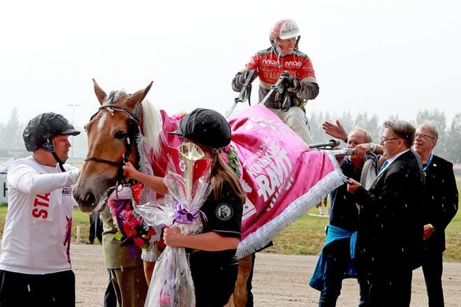 Tapio Perttusen ohjastama ja valmentama Suven Sametti on vasta 6-vuotias ja samalla kaikkien aikojen nuorin ravikuningatar. Kuva: Heikki Hakanen