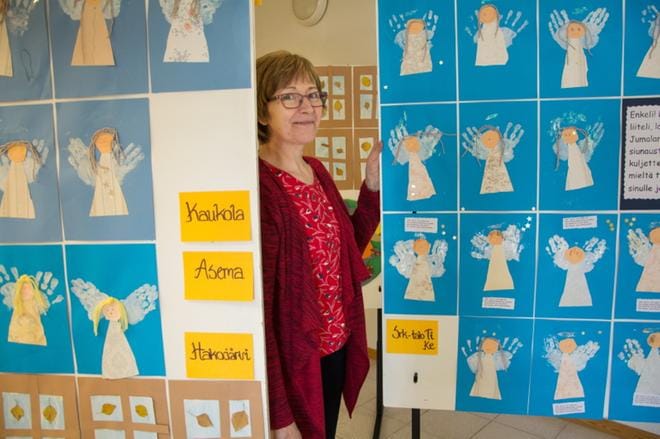 Viime viikolla päiväkerhoissa askarreltiin enkeleitä. Mekkoja on monenlaisia, ja joillakin silmät ovat tähden muotoiset. KUVA: JESSICA RISTIMÄKI