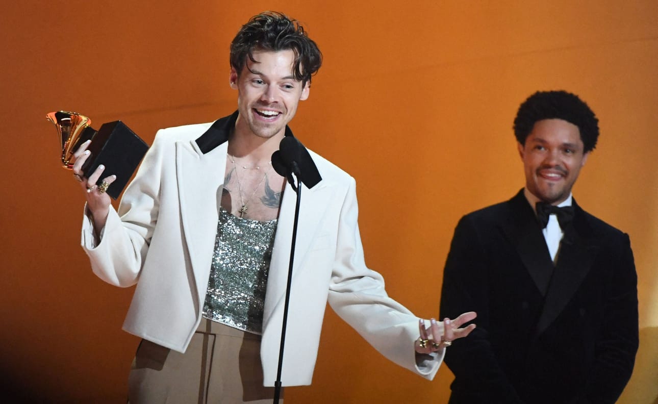 Brittiläinen poplaulaja Harry Styles nappasi Grammy-gaalan tärkeimmän pystin, sillä Stylesin kolmas sooloalbumi Harry's House palkittiin vuoden albumina. LEHTIKUVA/AFP