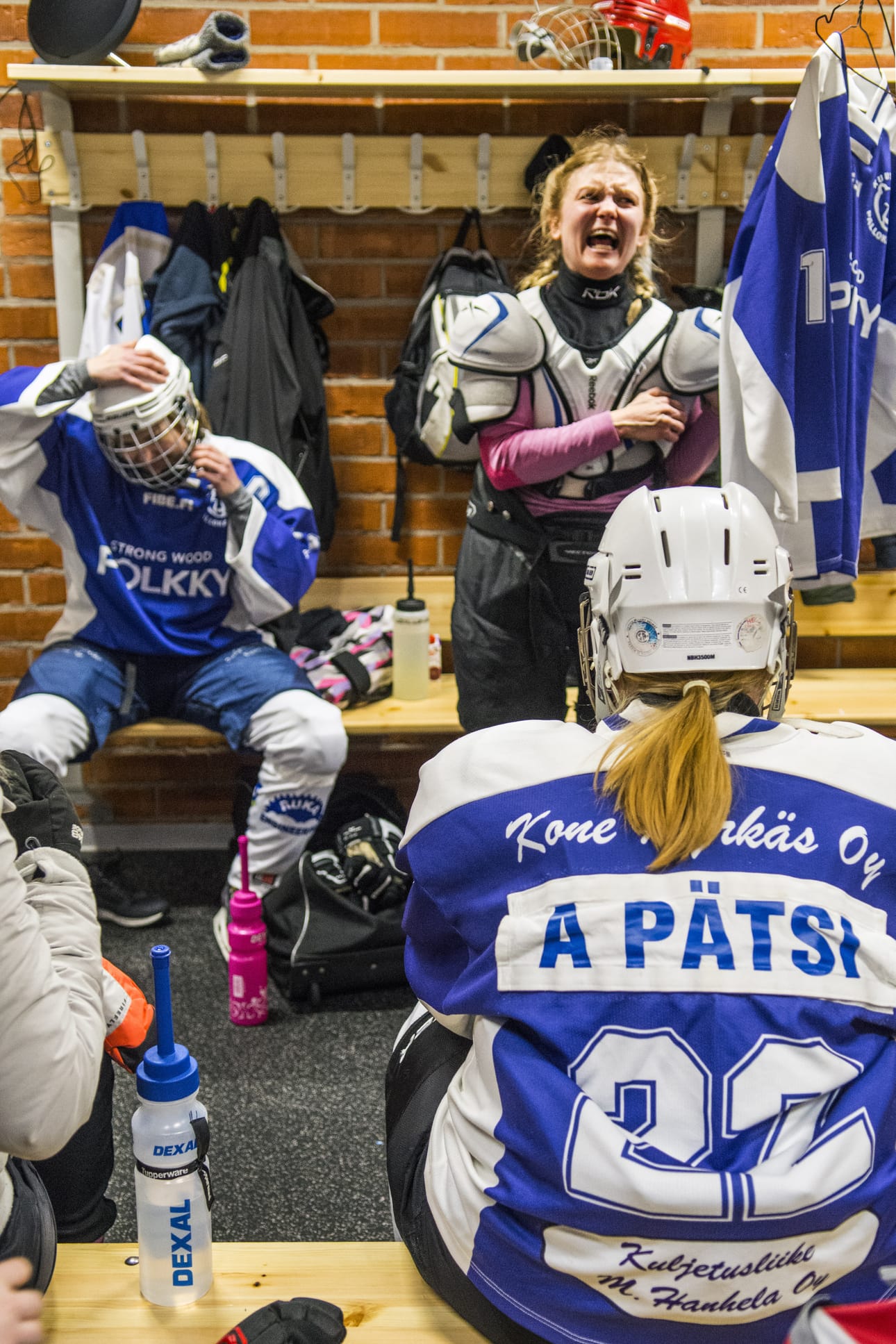 Eveliina Karjalainen nostattaa voitontahtoa talven viimeiseen kotiotteluun uuden jäähallin pukukopissa lauantaina.
