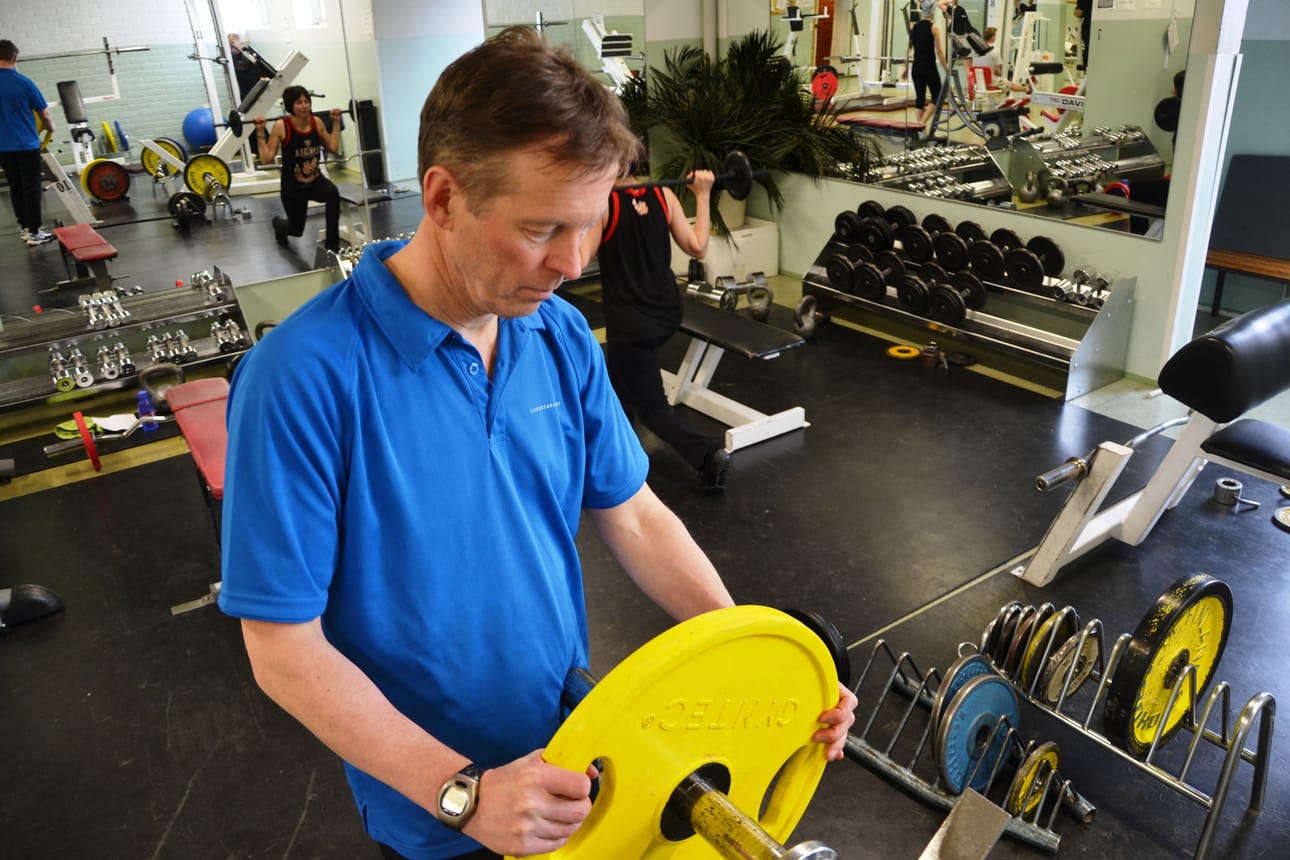 Kenellä on vastuu siinä vaiheessa, jos painot putoavat ja siitä sattuu juoksemaan lapsi ohi, Kuusamon liikuntapalveluiden tulosyksikön johtaja Jukka Makkonen kysyy.