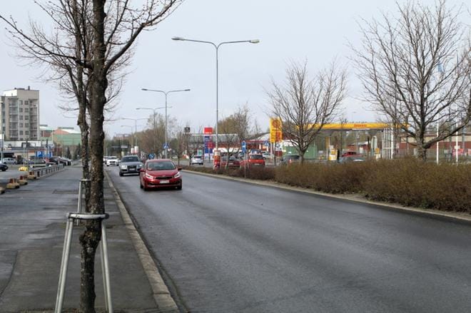Ajokeli on ollut perjantaina ja lauantaina petollinen, sillä moni on jo vaihtanut autoonsa kesärenkaat. KUVA: JARMO PANULA