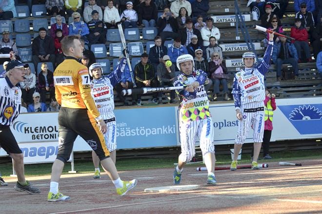 Vedon jokerimörssäri Janne Mäkelä takoi kolme juoksua. KUVAT: MARKKU TURPELA