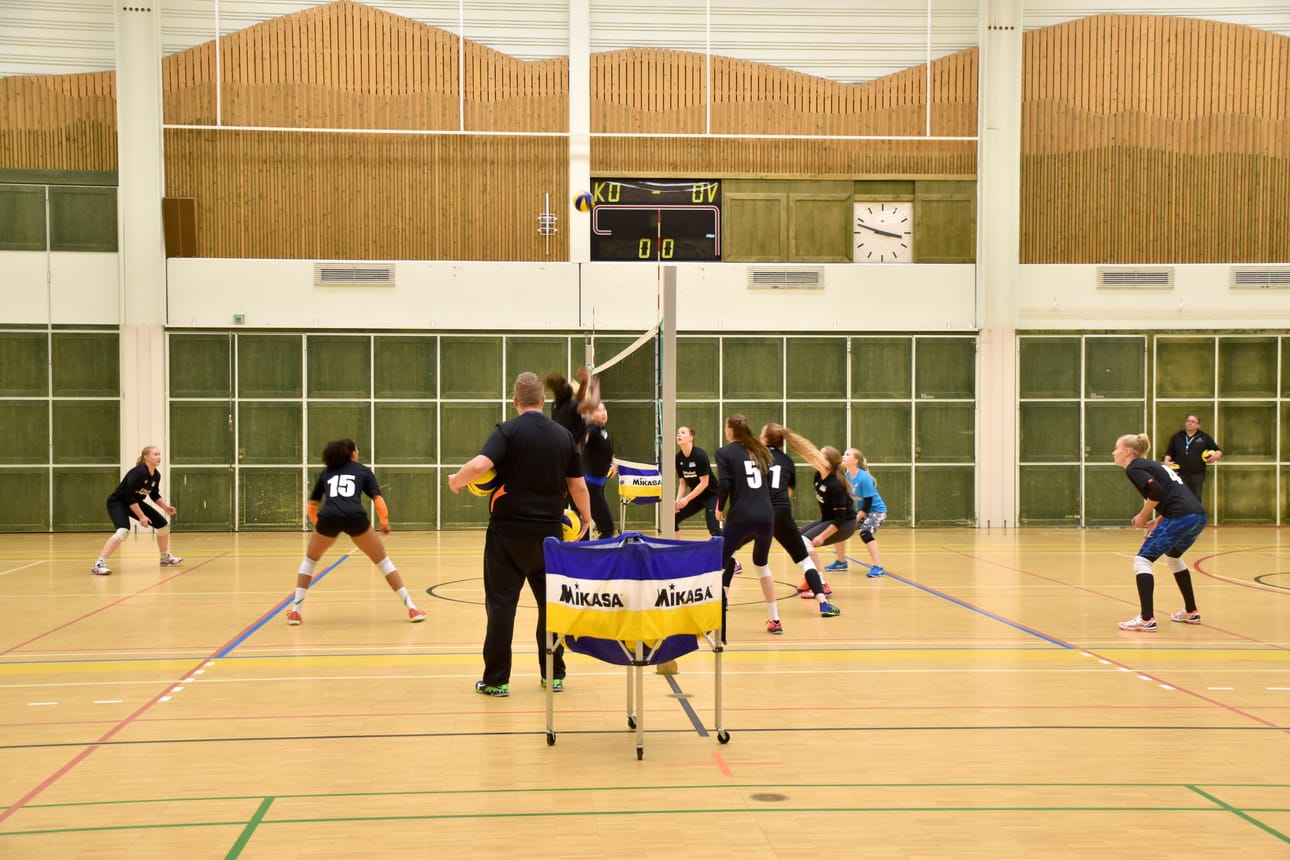 Pölkky Kuusamon päävalmentaja Tuomas Alatalo palasi EM-kisoista alkuviikosta. Keskiviikkona Alatalo luotsasi joukkojaan harjoituksissa Kuusamon liikuntahallissa.