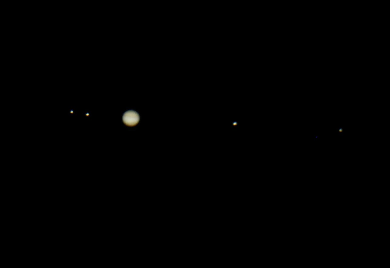 Jupiter loistaa yötaivaalla. Arkistokuvassa ovat mukana myös Jupiterin kuut.