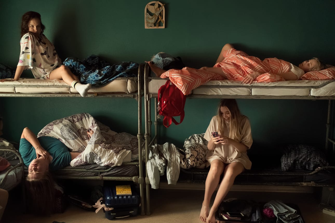 Rippikouluelokuva Eden on ennen kaikkea kuvaus yhteisöstä. Yläsängyissä Pinja Hiiva ja Alisa Röyttä, alasängyissä Inka Liukkonen ja Linnea Skog.