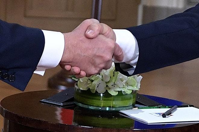 Tästä se alkoi. Presidenttien kättely ennen keskusteluja. KUVA: ALEXEY NIKOLSKY