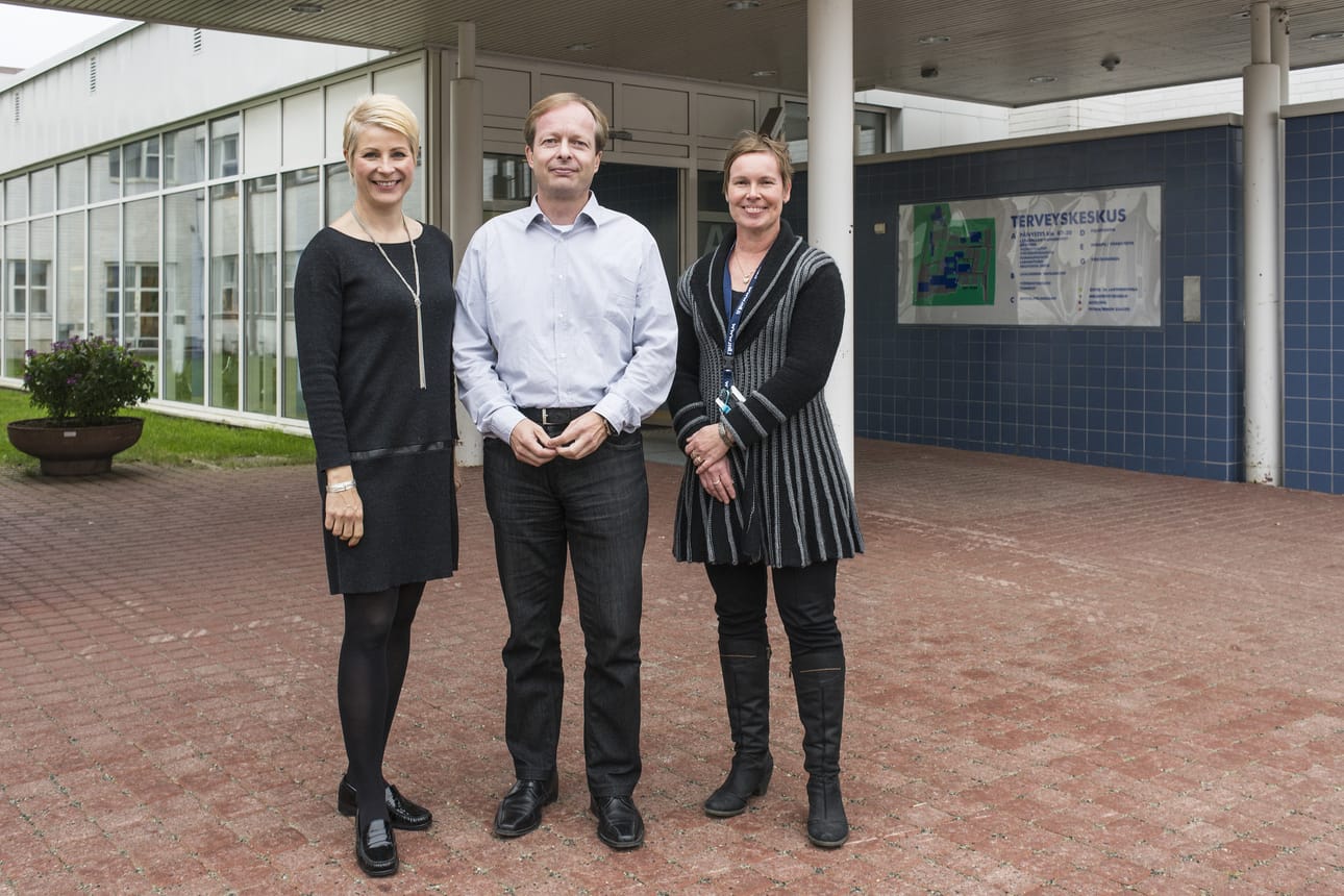 Coronaria Silmäklinikan toimitusjohtaja Ulla Näpänkangas, Coronaria Hoitoketjun toimitusjohtaja Teppo Lindén ja Kuusamon ylilääkäri Hanna Raittinen tapasivat torstaina ja sopivat erikoissairaanhoidon käytännönjärjestelyitä.