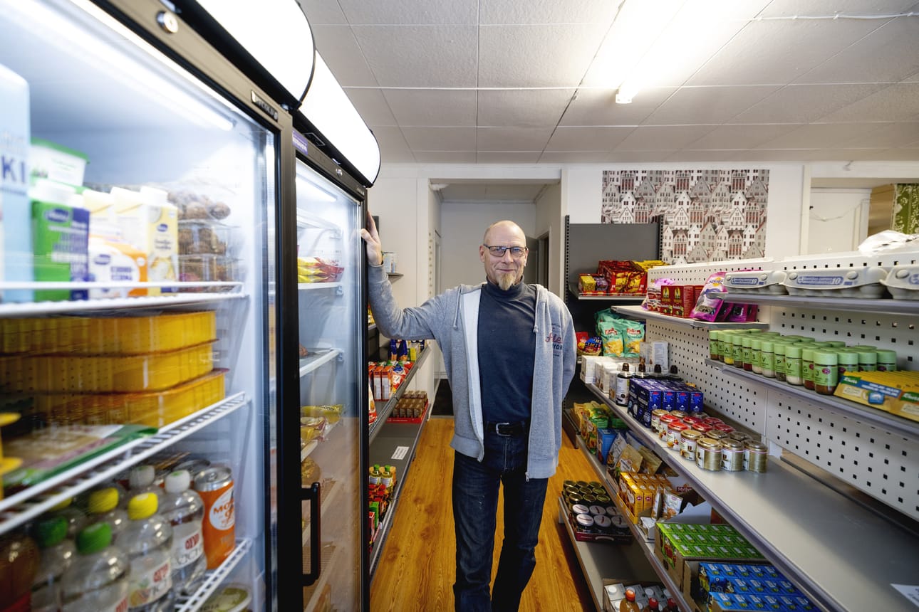 Kauppias Sami Sunnarborg haluaa, että kaupasta tulee mieleen vanhanaikainen sekatavarakauppa, jollaisia oli ennen useita lähes joka kylässä.