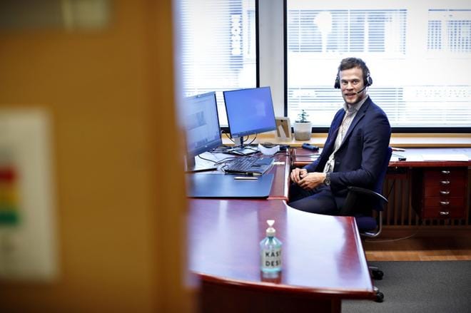 Asuntolainaneuvotteluja käydään tänä päivänä paljon myös etäyhteydellä, kertoo Etelä-Pohjanmaan Osuuspankin asiakkuusasiantuntija Janne Salo-Tuisku. Kuva: Tomi Kosonen