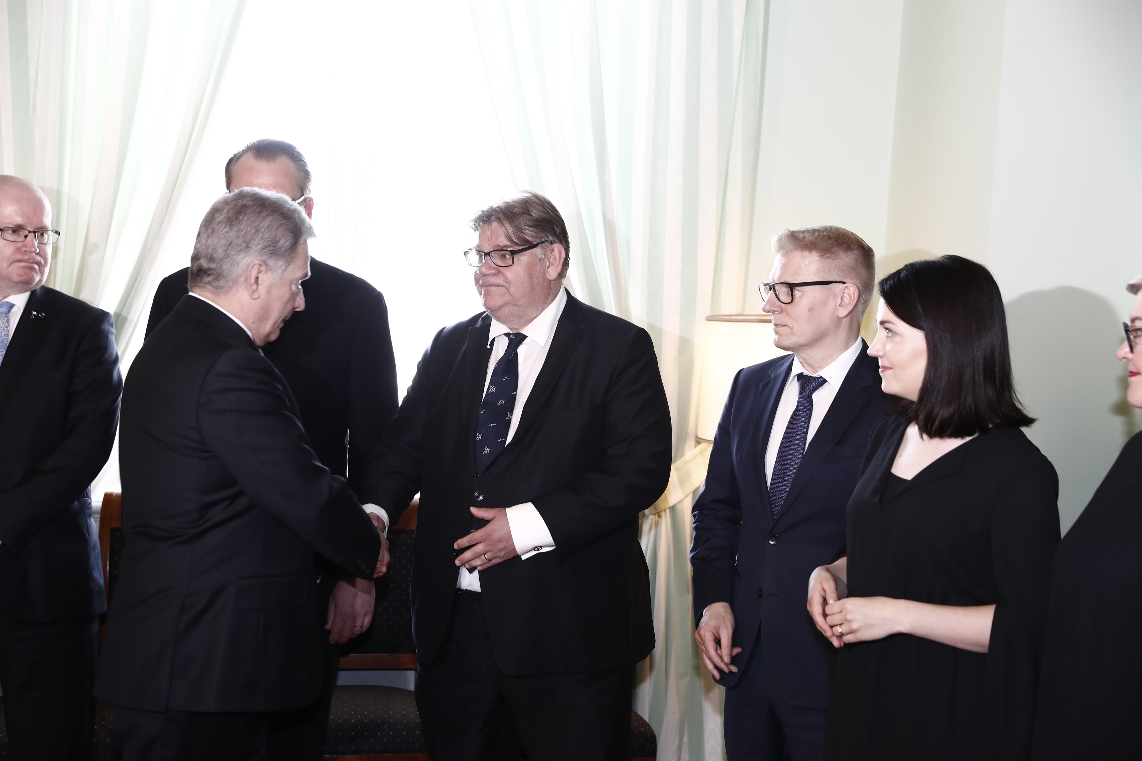 Edellinen Juha Sipilän hallitus sai eron presidentin esittelyssä. Tasavallan presidentti Sauli Niinistö kättelee entistä ulkoministeriä Timo Soinia. Vuoroon odottavat Kimmo Tiilikainen ja Sanni Grahn-Laasonen.