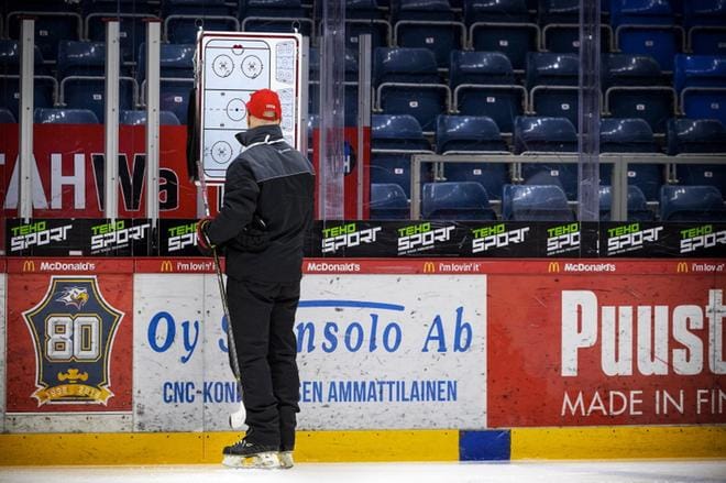 Risto Dufva on ehtinyt alkuviikolla myös piirrellä pelikuvioita fläppitaululle. KUVAT: JARNO PELLINEN