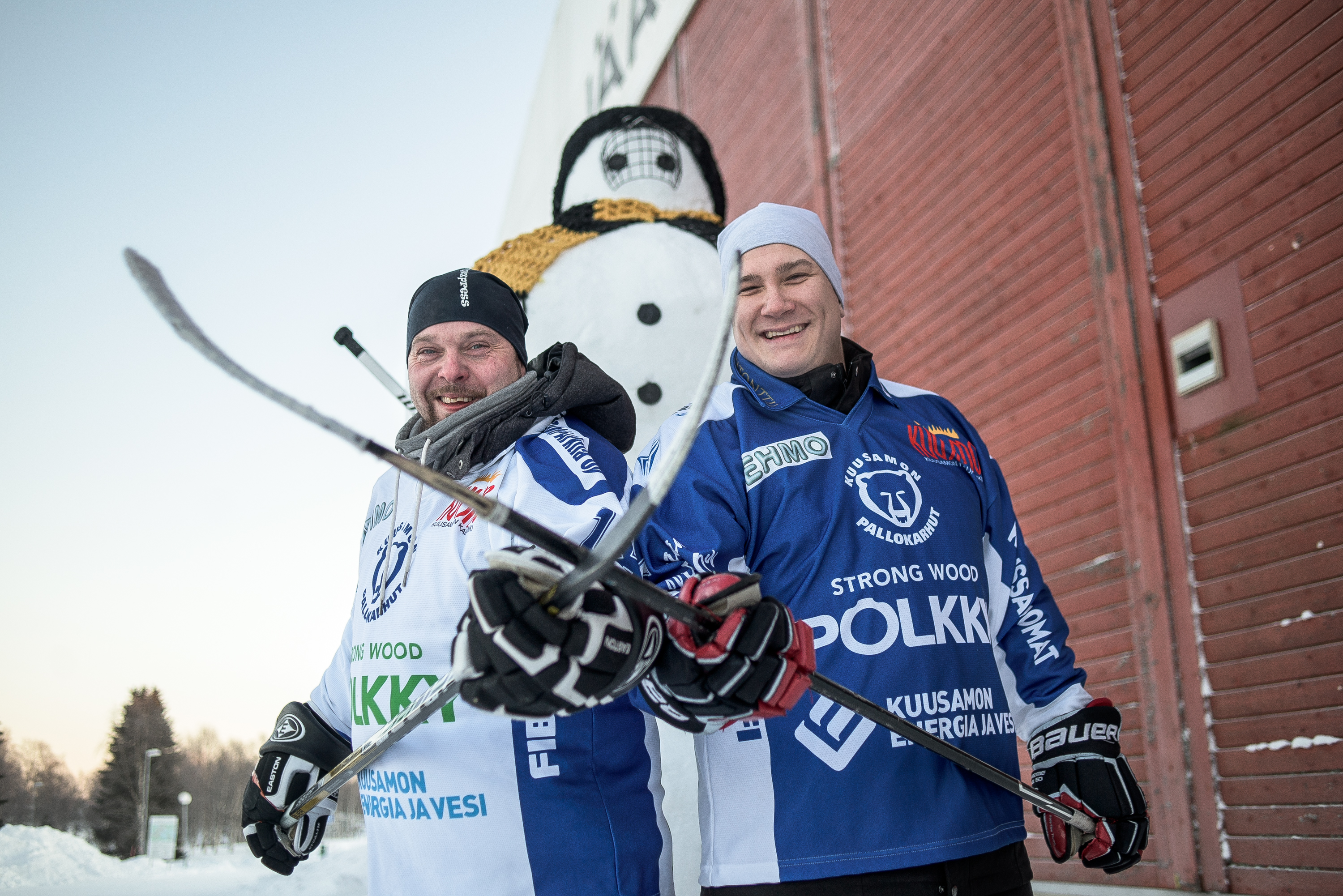 Antti Väätäinen ja Jukka Mursu odottavat yleisöryntäystä Kuusamon vanhan jäähallin jäähyväistapahtumaan.