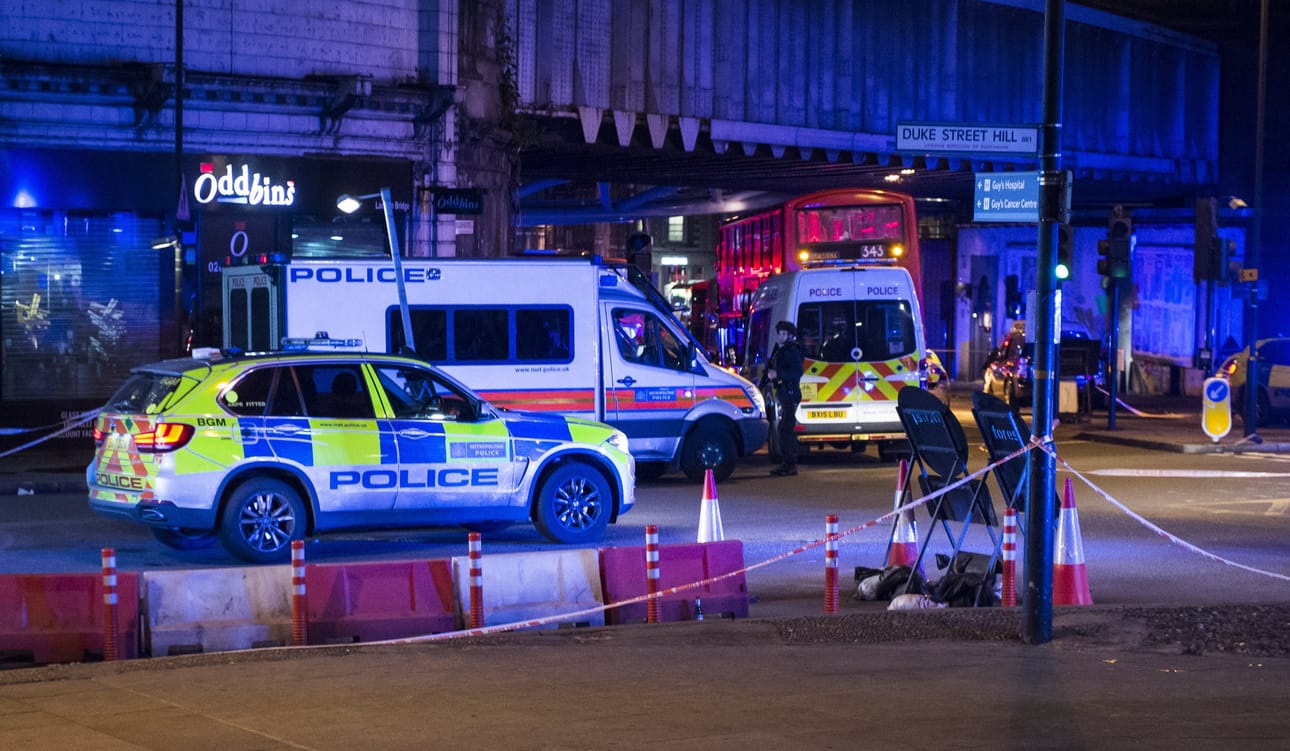Poliisi on vahvistanut Lontoon hyökkäyksissä kuolleen kuusi ihmistä. Poliisi ampui kolme iskusta epäiltyä miestä.