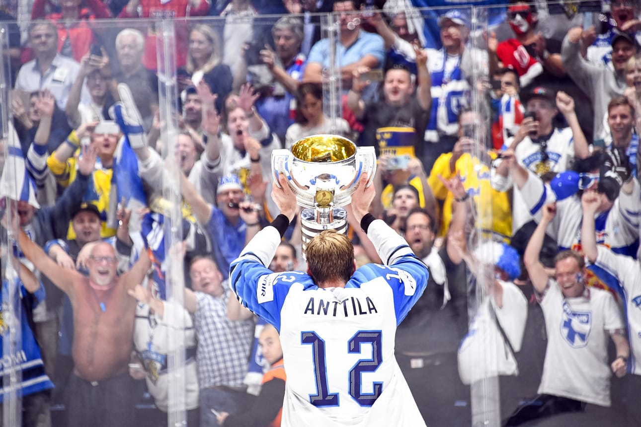 Marko Anttila pääsi Suomen kapteenina nostamaan korkealle mestaruuspokaalia.