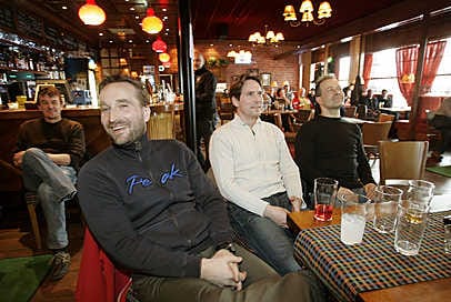 Ville Härmä (vas.), Kalle Härmä ja Pasi Sarajärvi seuraavat Kärppien mestaruusmarssia Limingan paikallisessa ravintolassa.