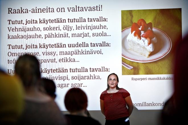 Saunion mukaan aina vegaanisessa leivonnassa pelkkä kananmunien poisjättö ei onnistu, vaan ne täytyy korvata jollain. Korvaavina raaka-aineina voi käyttää esimerkiksi banaania tai etikkaa. KUVAT: TOMI KOSONEN