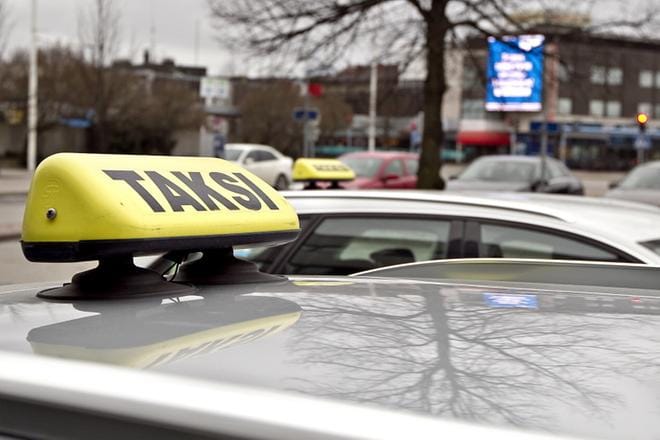 Pikkujoulusesongin aikana liikenteessä palvelee tavallista enemmän taksiyrittäjiä. Siksi myös hinnat saattavat todennäköisemmin vaihdella. Kuva: Heikki Hakanen.