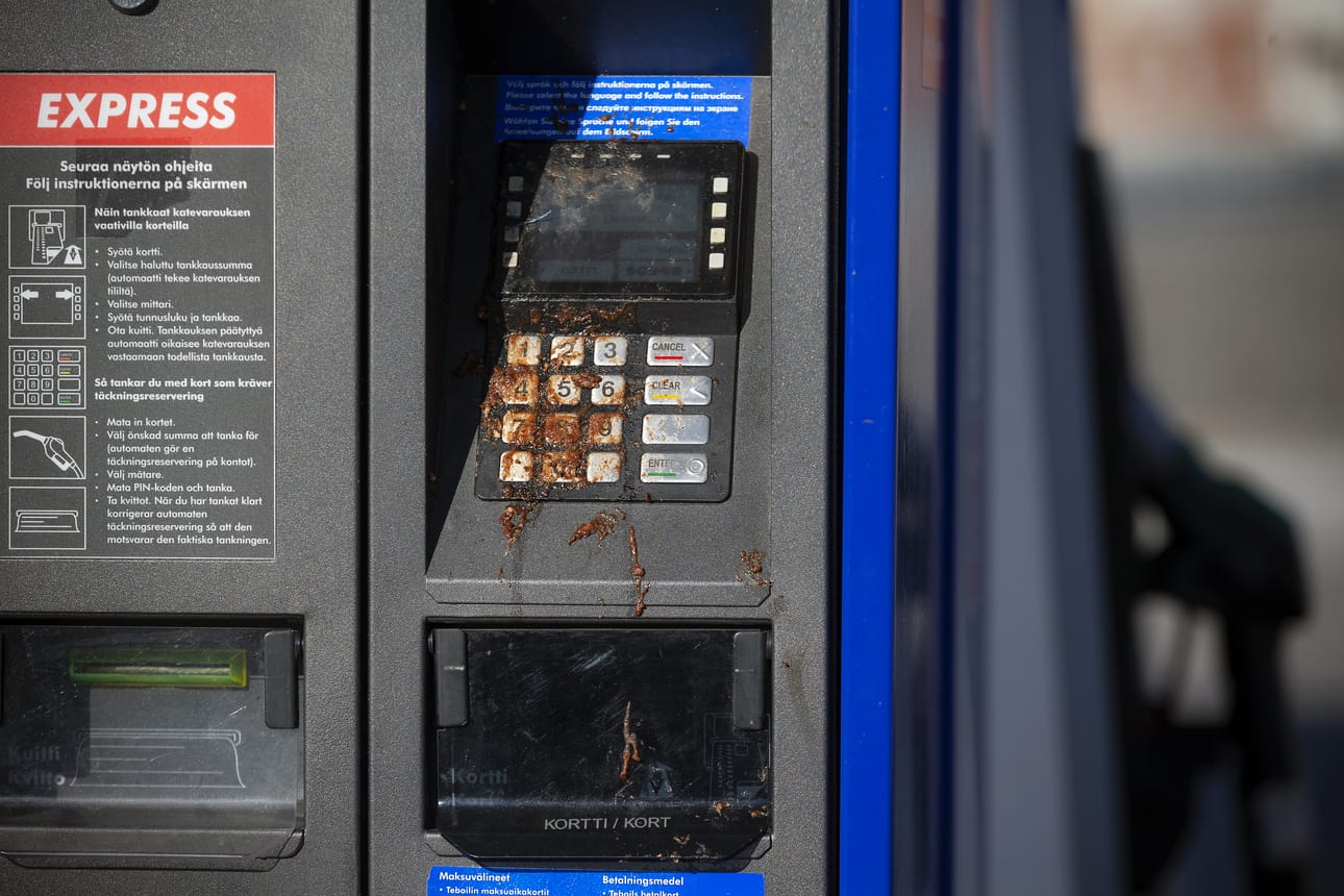 Tankkaajia odotti ikävä yllätys perjantaiaamulla Vetokannaksella sijaitsevan huoltoaseman maksupäätteillä.