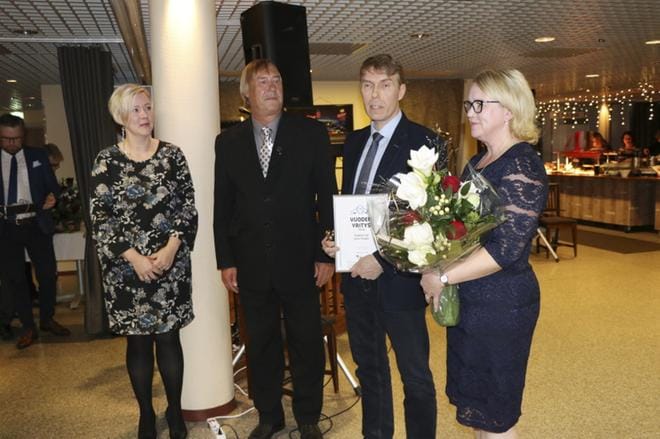 Kujakon Oy valittiin lauantaina 17.11.2018 Alajärven Vuoden yrittäjäksi. Yhdistyksen onniteltavina Kirsi ja Jouni Kujala. Yhdistyksen puolesta onnittelijoina vas. Mervi Hyvönen ja Jorma Keijonen. KUVA: HANNELE SALMENAUTIO