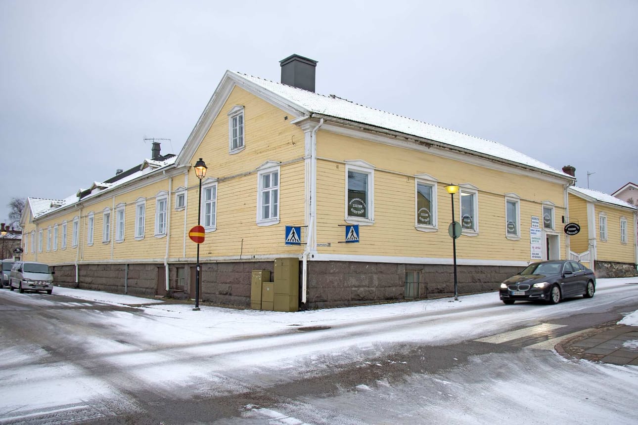 Tiistaina kannattaa tähyillä tämän kulmatalon ikkunoihin. Vuonna 2000 rakennuksen osti sen nykyinen omistaja. Rakennuksessa on 17 vuokrattavaa huoneistoa ja Wanhan kulman kirpputori.