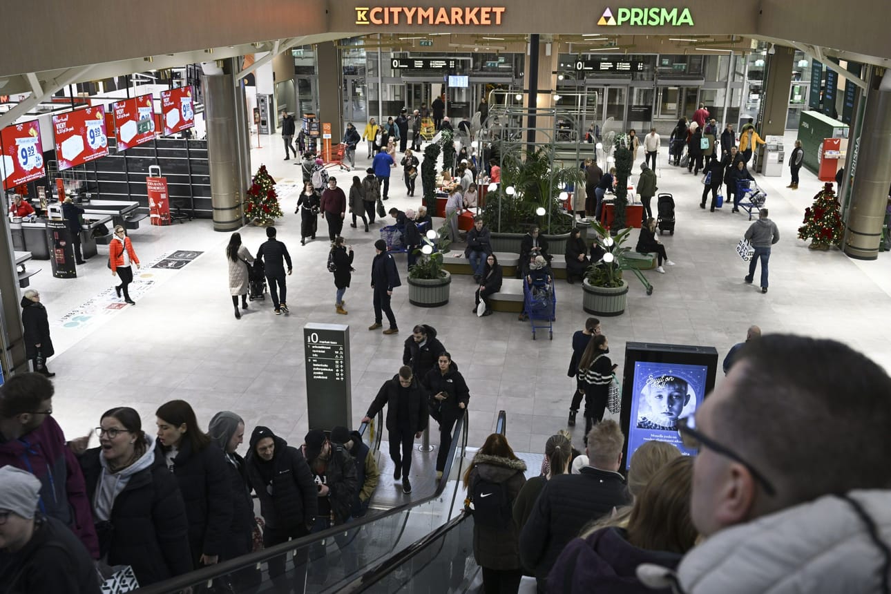 Kuluttajat ovat edelleen varovaisia, vaikka ostovoima on alkanut parantua ja korot ovat laskeneet. LEHTIKUVA / Emmi Korhonen