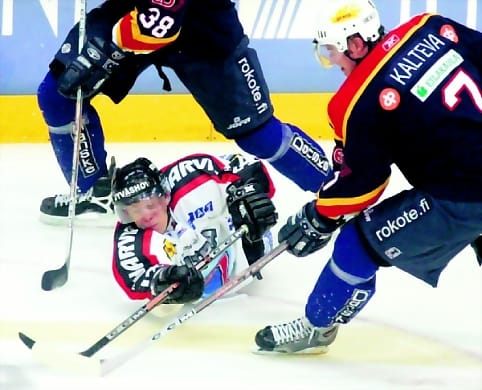 Tiukassa raossa. JYP:n Miikka Männikkö on joutunut jään pintaan.