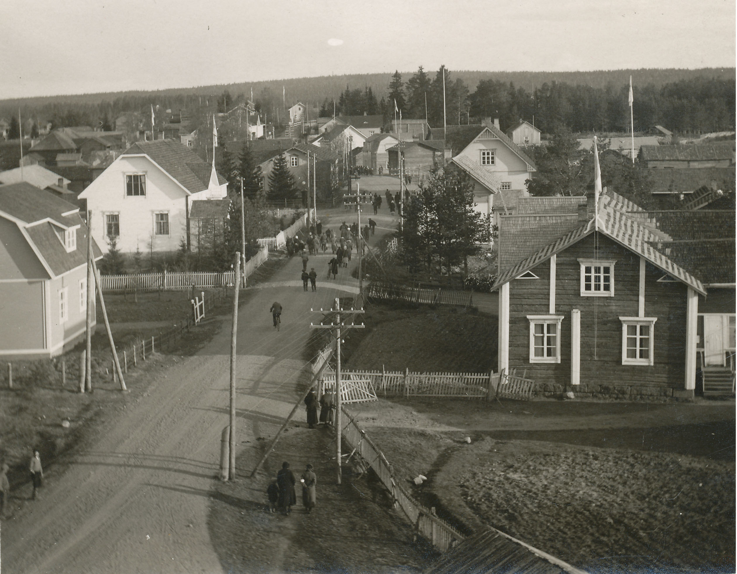 Vanhan raitin historia on tallennettu pari vuotta sitten kansalaisopiston opintopiirissä rakennettuun pienoismalliin joka on nähtävillä Pulkkilan salissa lasivitriinissä. Kuvassa Suomen sodan muistomerkki jota vasten yhä asuttu raitin vanhimpia taloihin kuuluva 1879 rakennettu Koposen kauppakartano.