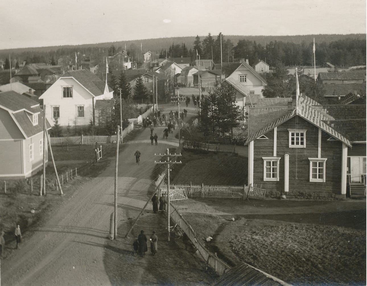 Vanhan raitin historia on tallennettu pari vuotta sitten kansalaisopiston opintopiirissä rakennettuun pienoismalliin joka on nähtävillä Pulkkilan salissa lasivitriinissä. Kuvassa Suomen sodan muistomerkki jota vasten yhä asuttu raitin vanhimpia taloihin kuuluva 1879 rakennettu Koposen kauppakartano.