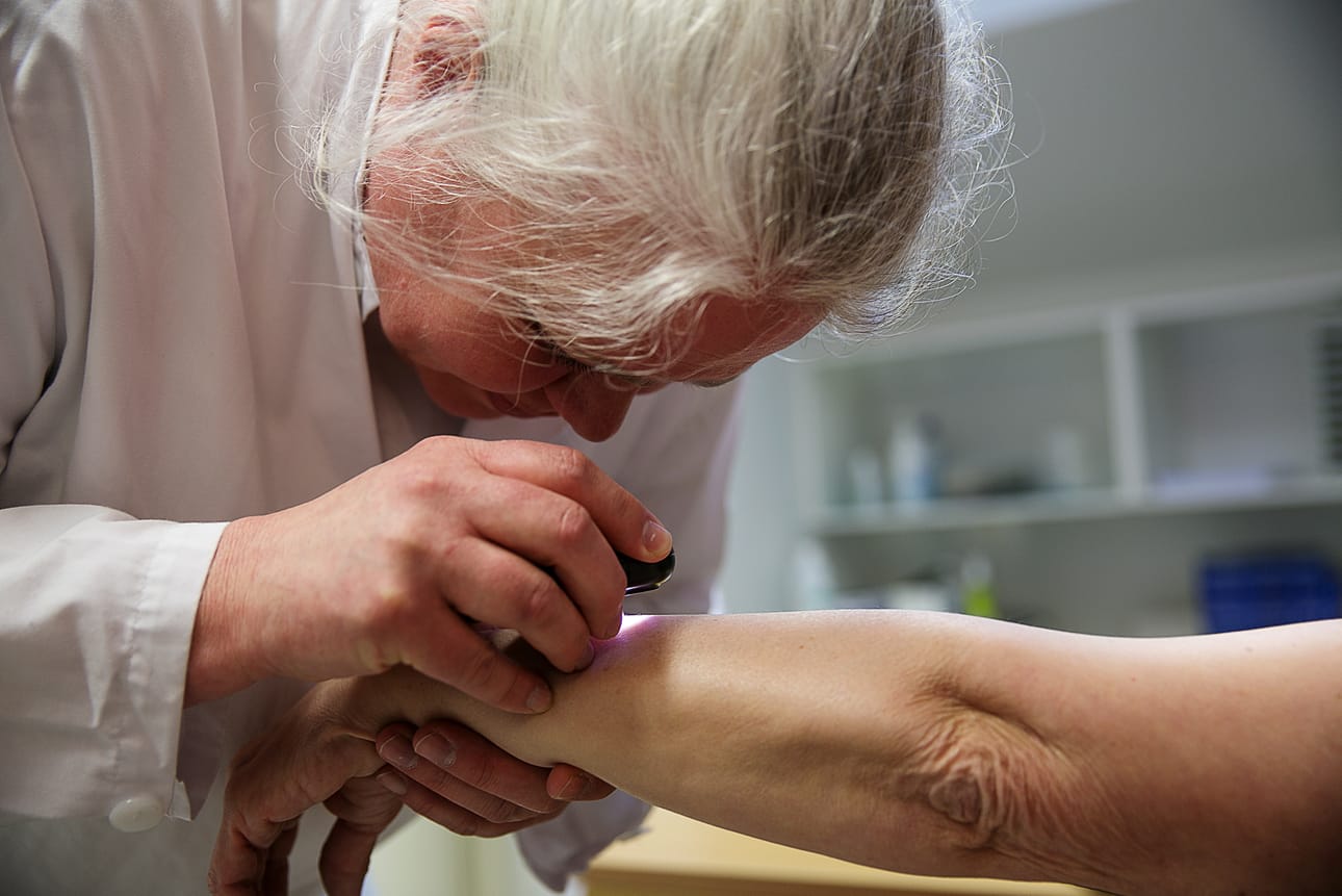 Ylilääkäri Johanna Hagmanin mukaan ihosyöpien diagnostiikassa on avainasemassa kuvantamislaite, joka havaitsee kontrolleissa potilaan luomien muutokset. Arkistokuva.