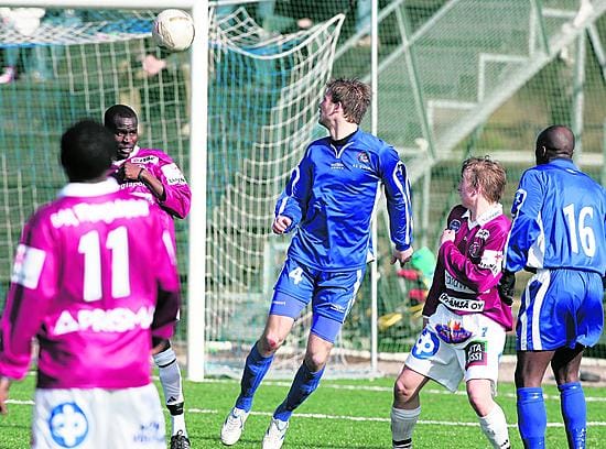 Topparipelaaja Ilja Fomitsev (4) viimeisteli kulmapotkusta AC Oulun ainoan maalin harjoitusottelussa RoPS:aa vastaan. Tilanteessa mukana lisäksi Titi Essomba (16) sekä RoPS:n Chileshe Chibwe (11), Abeiku Junior Adams ja Antti Uimaniemi.