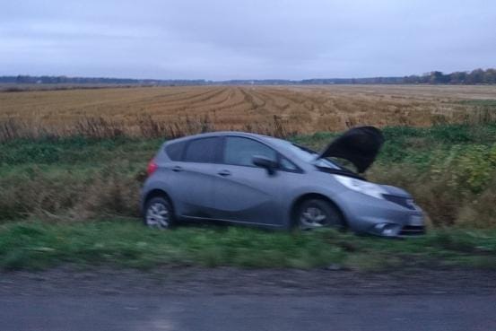 Auto ajoi päätyi ojaan kolarin seurauksena Tervajoella perjantaiaamulla. KUVA: TONI VILJANMAA