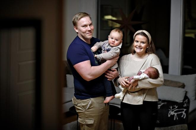 Ella-Noora Lönnroosin ja Pekka Jaskarin tyttövauva syntyi jouluviikon maanantaina ja pääsi yhdessä äidin kanssa jouluksi kotiin. Reilun vuoden ikäinen isoveli Väinö on innokas vauvan hoitaja. KUVAT: TOMI KOSONEN