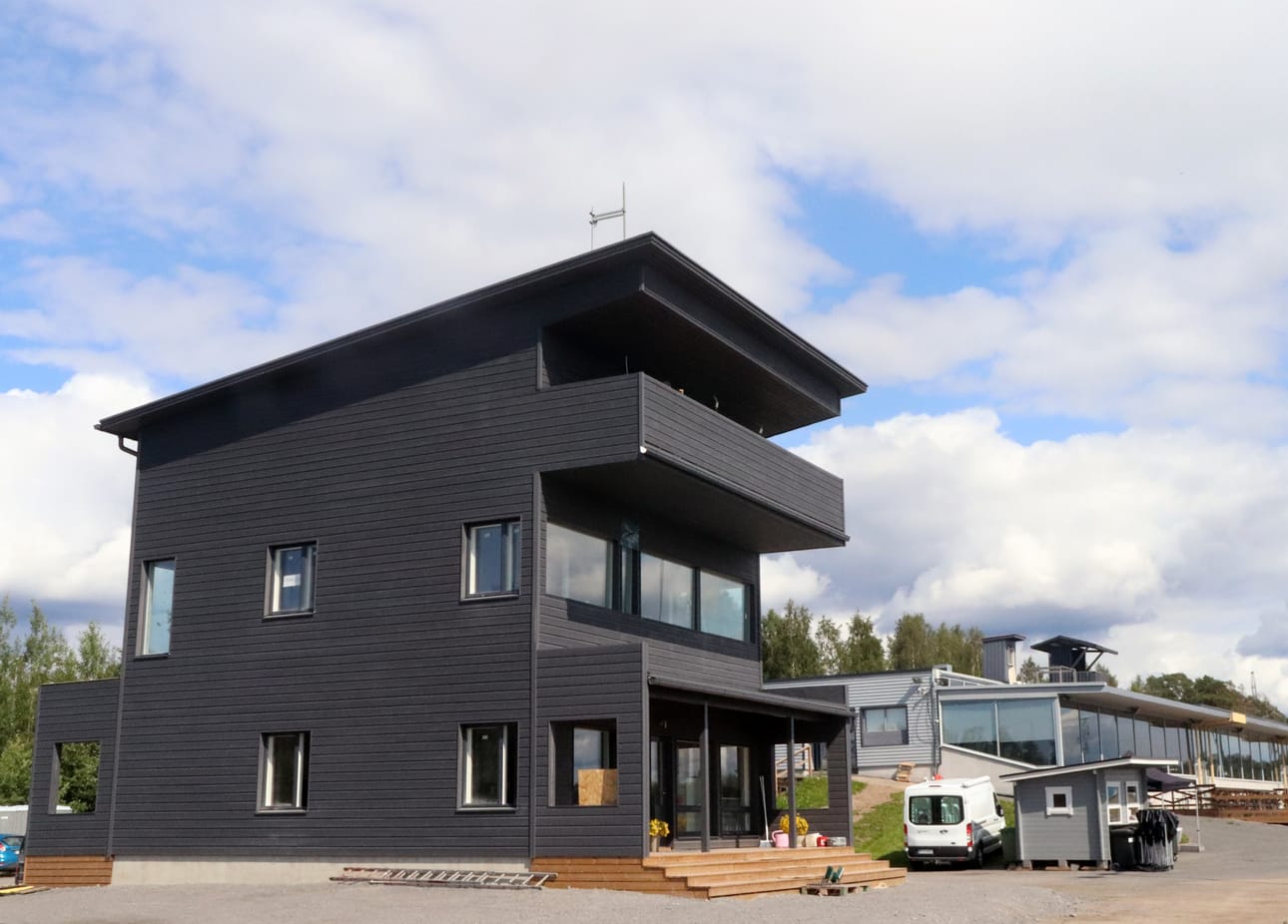 Äimäraution uudistetut toimisto- ja tekniikkatilat otettiin käyttöön tiistaina. Tilat tuhoutuivat viime vuoden helmikuun tulipalossa.