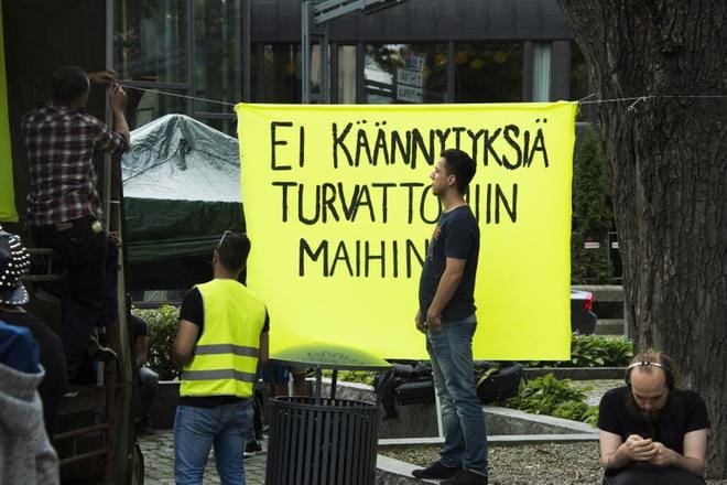 Kielteisen turvapaikkapäätöksen saaneiden käännytyksiä vastaan on järjestetty mielenosoituksia eri paikkakunnilla erityisesti viime vuonna. Nyt oli kyse yksittäisen kansalaisen protestoinnista lentokoneessa. KUVA: Jukka Vuokola/Aamulehti