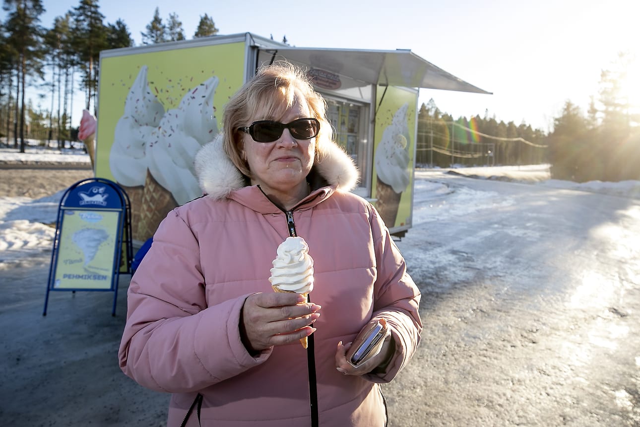 Teuvalaiselle Tiina Haapaniemelle maistui kevään ensimmäinen pehmisjäätelö työmatkallaan Seinäjoelta kotiin Teuvalle.